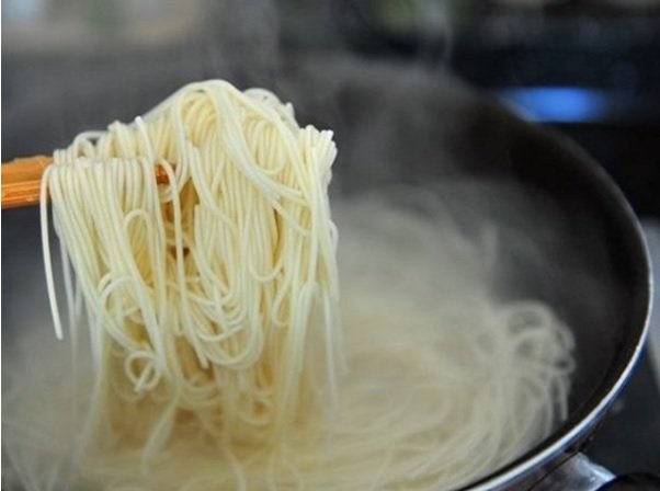 2 cach lam mi xao hai san ngon tai nha don gian  - 11