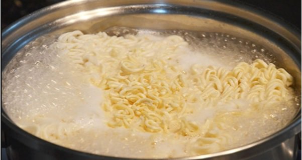 2 cach lam mi xao hai san ngon tai nha don gian  - 5