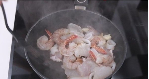 2 cach lam mi xao hai san ngon tai nha don gian  - 6