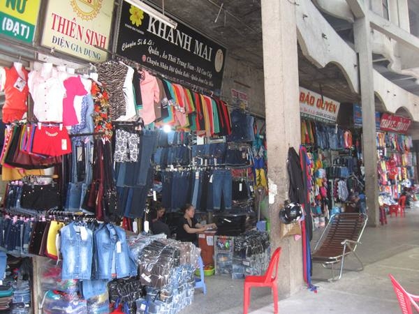 20140404-quan-ao-gia-re-lan-san-hang-gia-cao-1 chợ hạnh thông tây