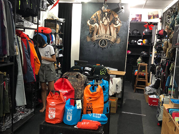 cua-hang-ban-mu-bao-hiem-1 Cửa hàng bán mũ bảo hiểm