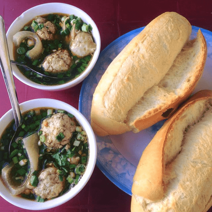 Ảnh: Bánh mì xíu mại Đà Lạt. (Nguồn: sưu tầm)