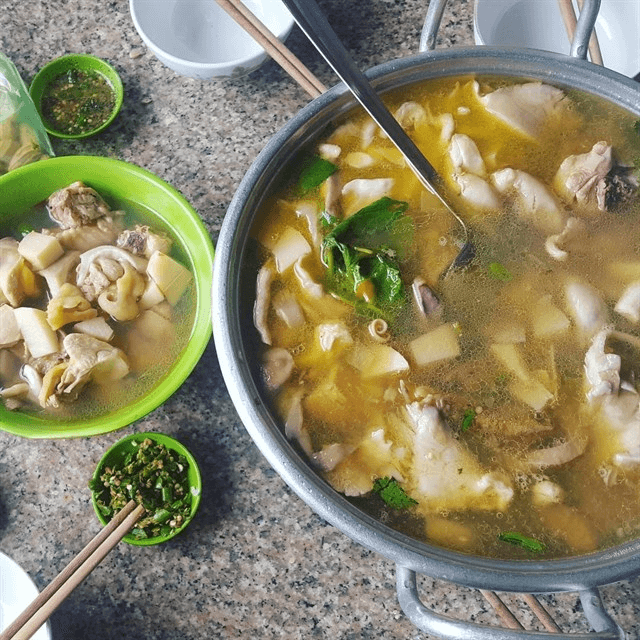 Ảnh: Lẩu gà lá É (Nguồn: sưu tầm)