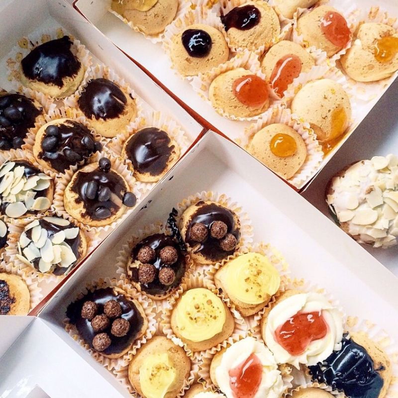 Chewy Junior có 3 loại nhân kem đặc trưng gồm Kem Vanilla – Chocolate – Cafe với các loại mứt trang trí phong phú như mứt dâu, mứt trái việt quất, táo, cam... Nếu bạn là người có niềm đam mê với đồ ngọt, bạn có thể chọn kết hợp nhiều vị bánh khác nhau để thử nhé. Một hôm Mini Luxury như thế này có giá 140.000 đồng.