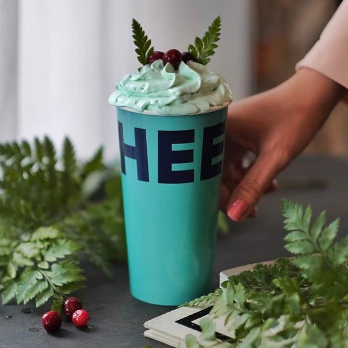 Merry Macaron Frappese (Phô Mai Macaron Đá Xay) là một sản phẩm dành cho những ai đã trót phải lòng dòng sản phẩm phô mai đá xay của Cheese. Merry Macaron Frappese cũng là một món nước mới được ra mắt trong dịp Giáng Sinh 2019.