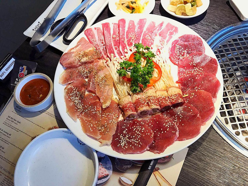 Một bàn tràn đầy thịt, hải sản nướng, đồ ăn kèm và nước có gas cùng với những màn trò chuyện bất tận cùng bạn bè và người thân.