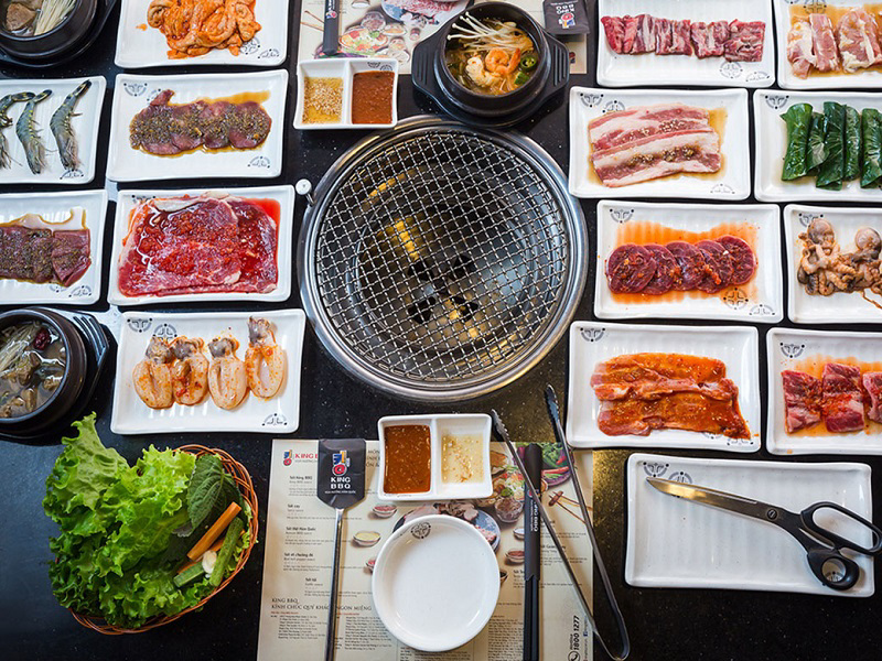 King Buffet có 2 thực đơn: gọi món và buffet. Nếu bạn là tín đồ của thịt nướng thì mạnh dạn gọi menu buffet để ăn thả ga luôn nhé.
