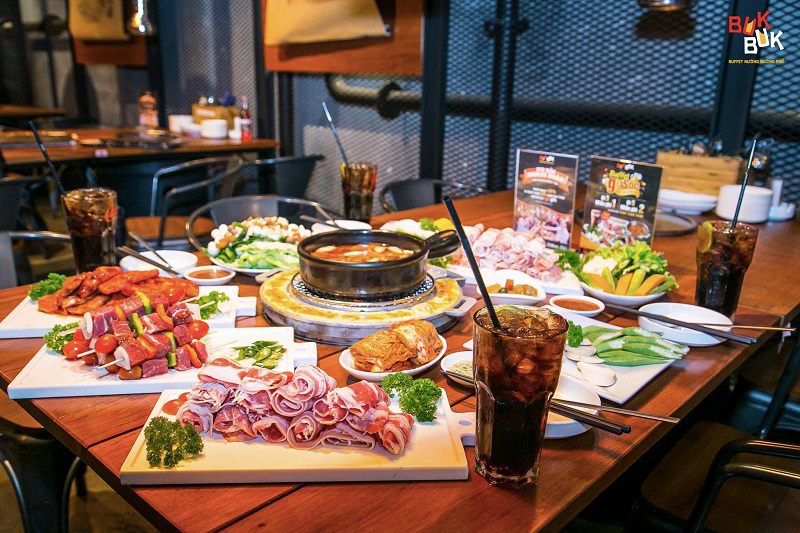 Buk Buk là một nơi bạn bè tụ tập sau giờ làm căng thẳng, thoải mái trò chuyện và thưởng thức những món nướng đặc sắc.
