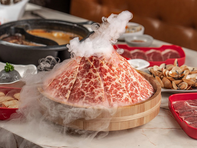 Hotspot Story có mức giá từ 199.000 đến 319.000 đồng, với menu thịt, hải sản, đồ ăn kèm hơn 20 món, bạn sẽ phân vân vì không biết phải ăn món nào trước đó. Ai lại không mê mẫn những thố thịt như thế này chứ nhỉ?!