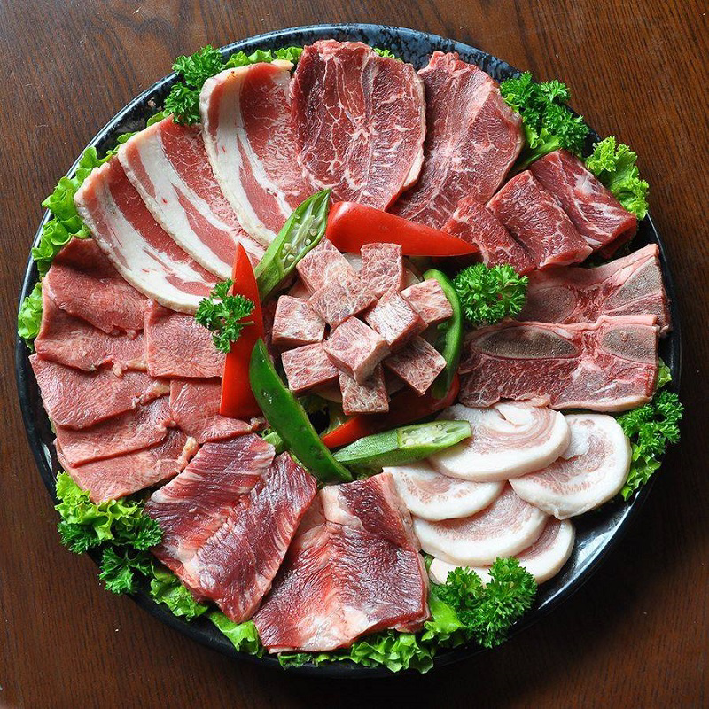 Những lát thịt nướng ăn kèm cùng với rau tươi và một cốc nước ngọt sẽ làm cho buổi họp hội bạn bè cuối tuần của bạn thêm trọn vẹn.